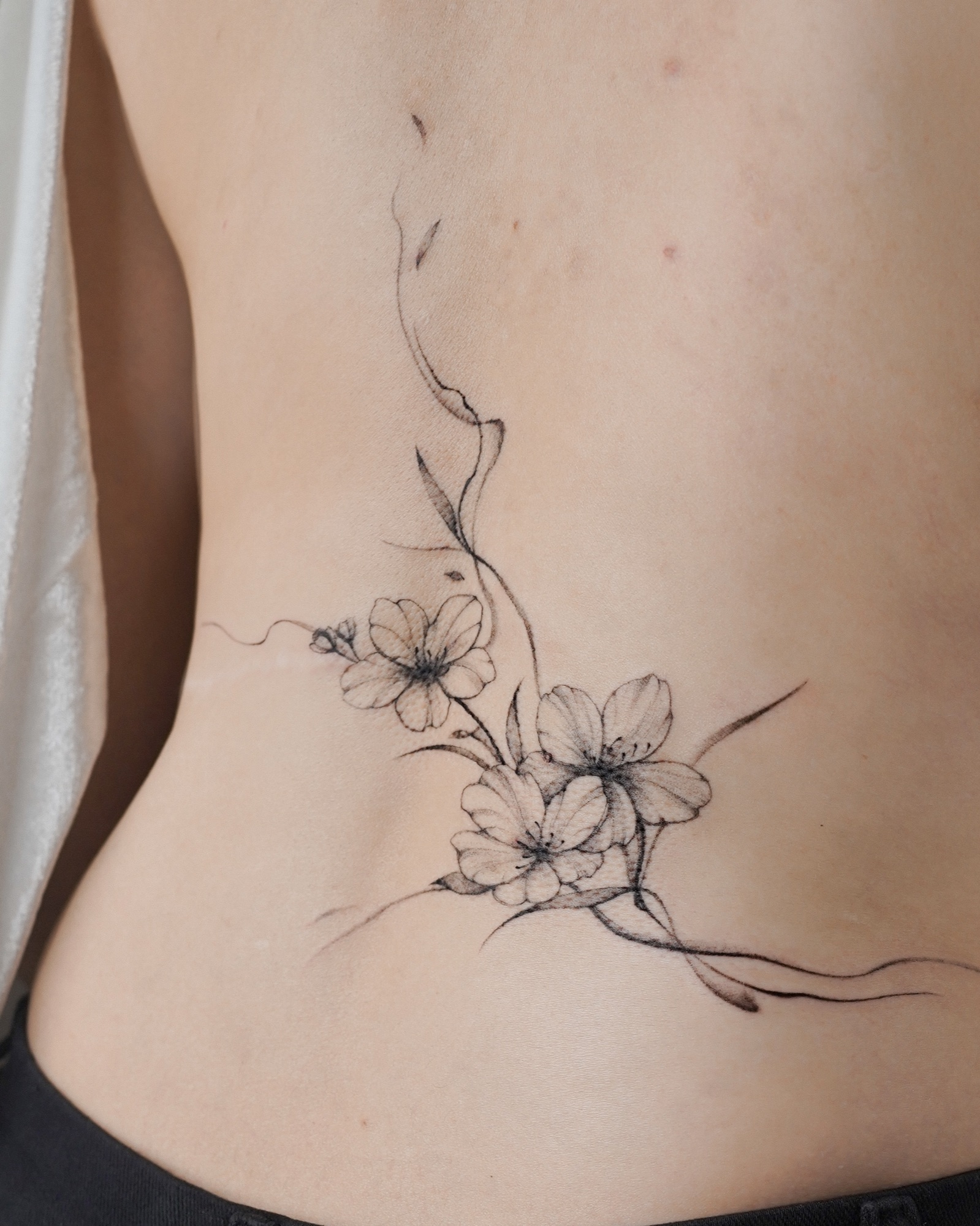 Allison 細線紋身作品，花卉細節