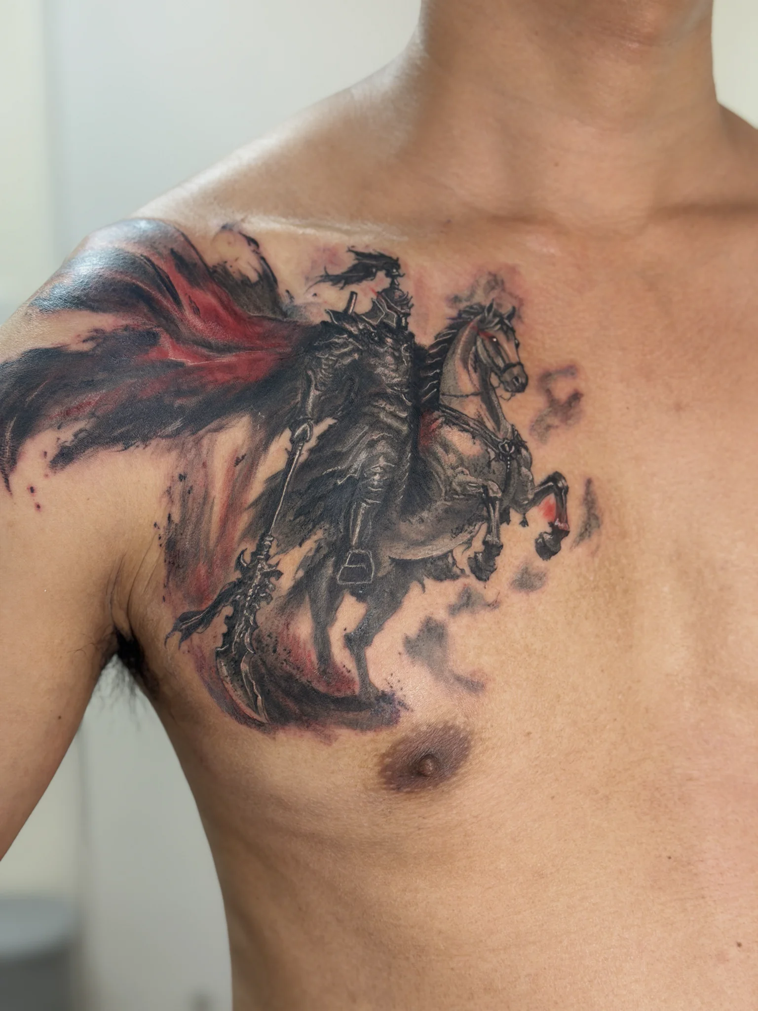HIM 胸肩紅黑騎士與戰馬紋身作品