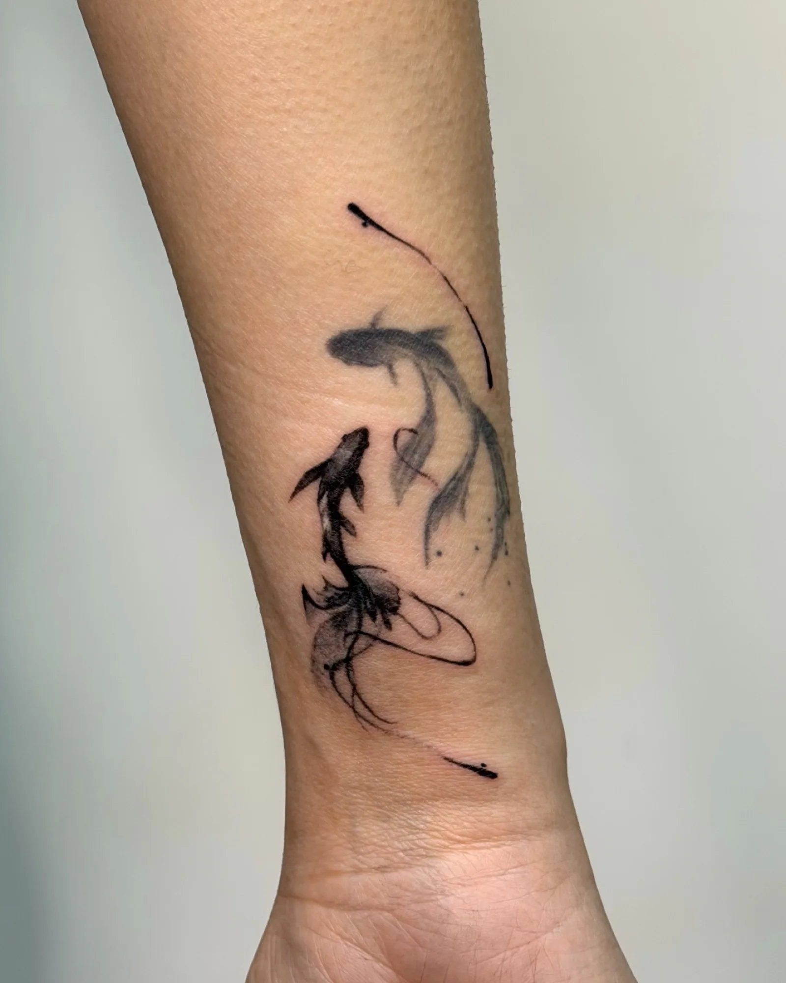 HIM 黑灰魚類線條紋身作品