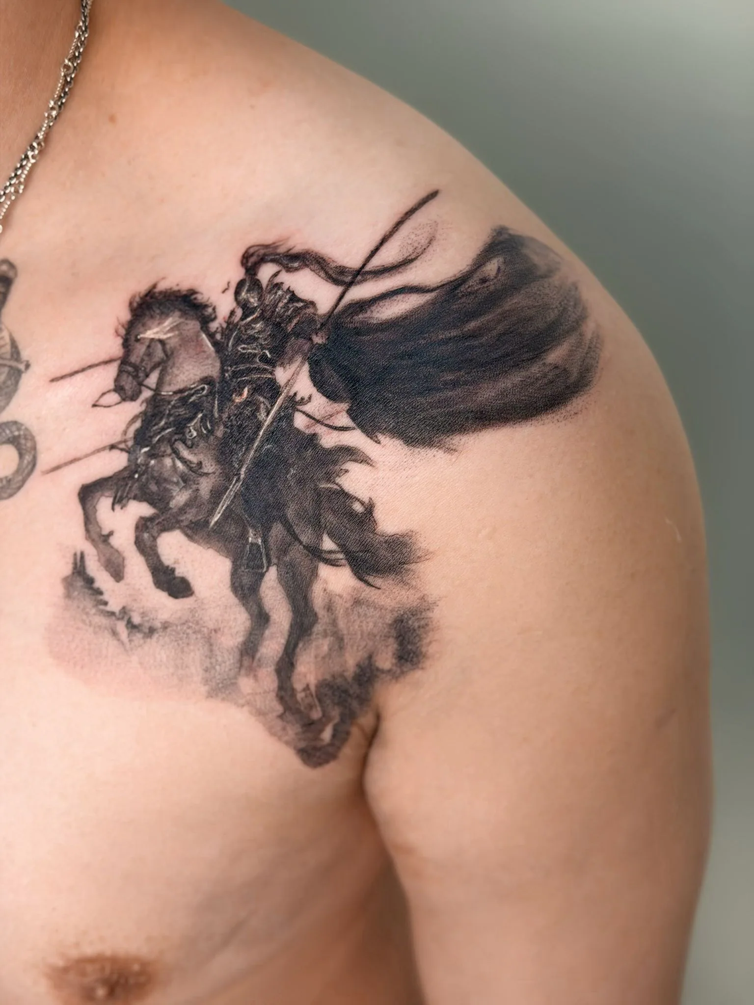 HIM 上背黑灰騎士紋身作品