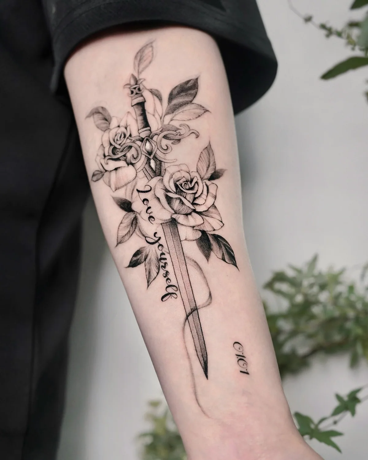 Moon 玫瑰與匕首細線紋身作品